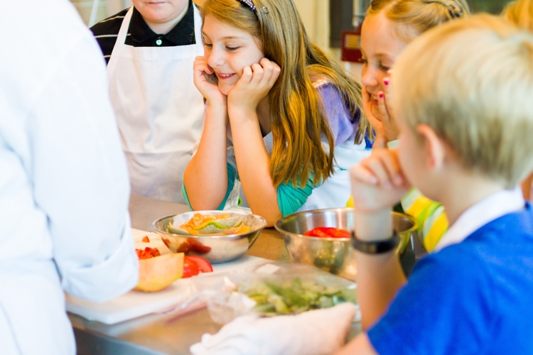 La Guilde Culinaire camps d'été.  Photo d'enfant qui cuisine. Regarde le chef cuisiner.